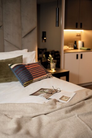 Ropa de cama hipoalergénica y caja de seguridad en la habitación 