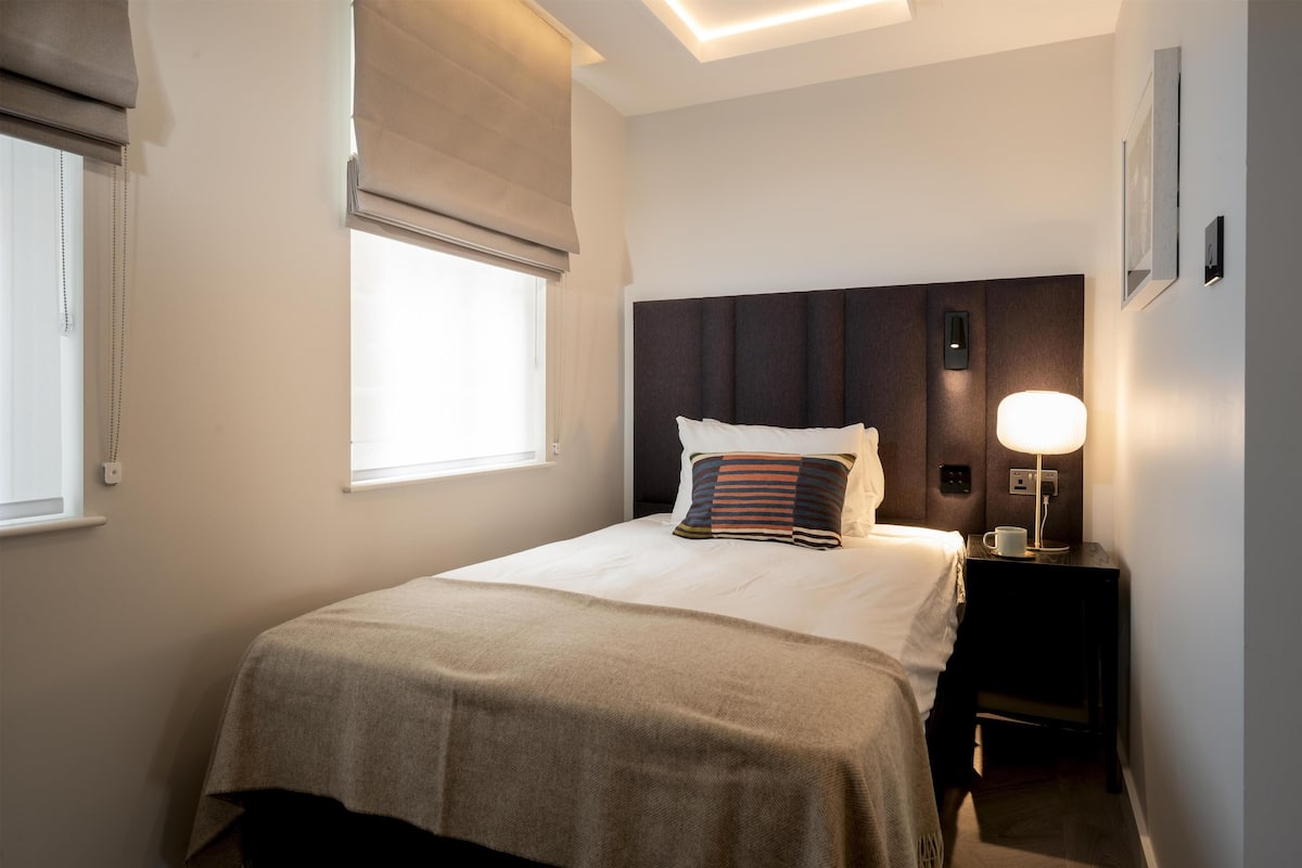 Ropa de cama hipoalergénica y caja de seguridad en la habitación