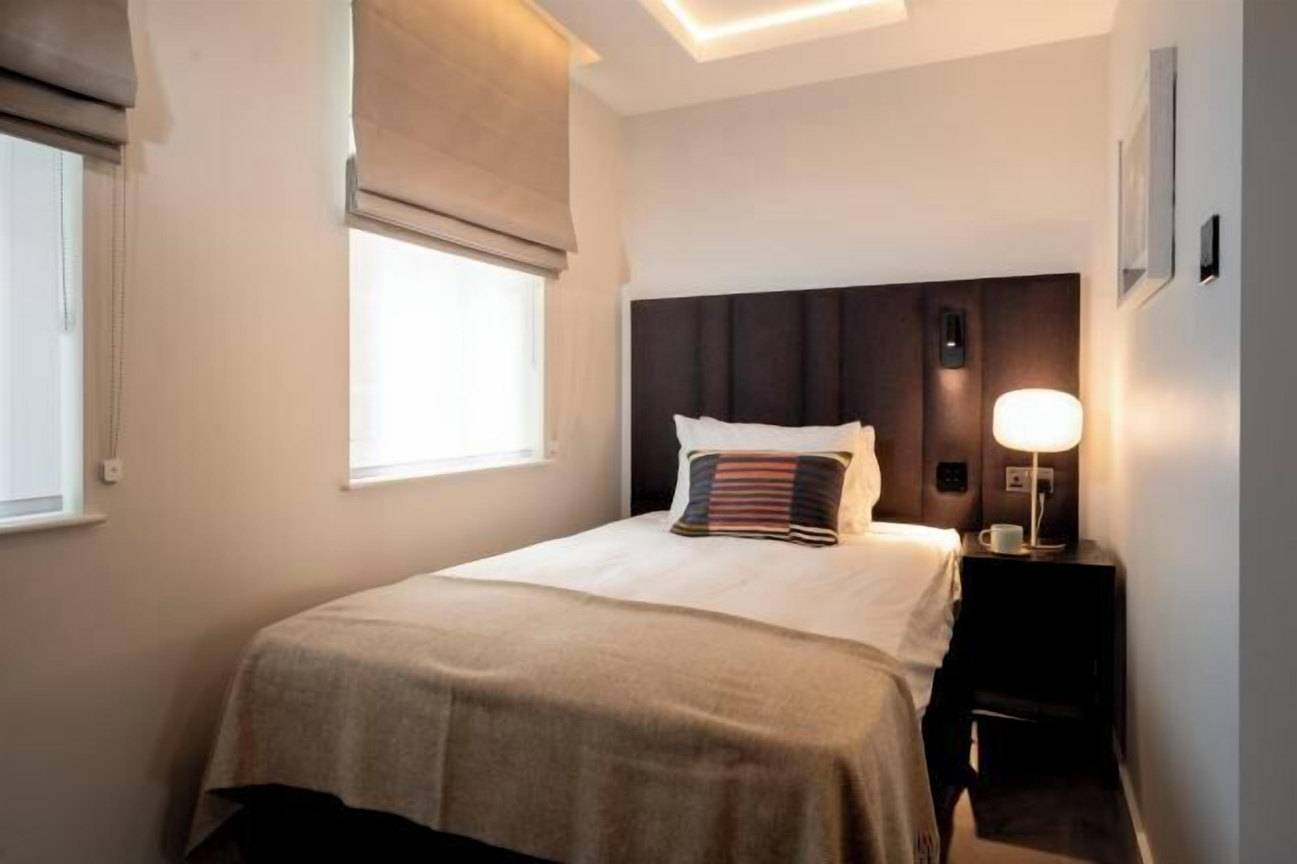 Ropa de cama hipoalergénica y caja de seguridad en la habitación 