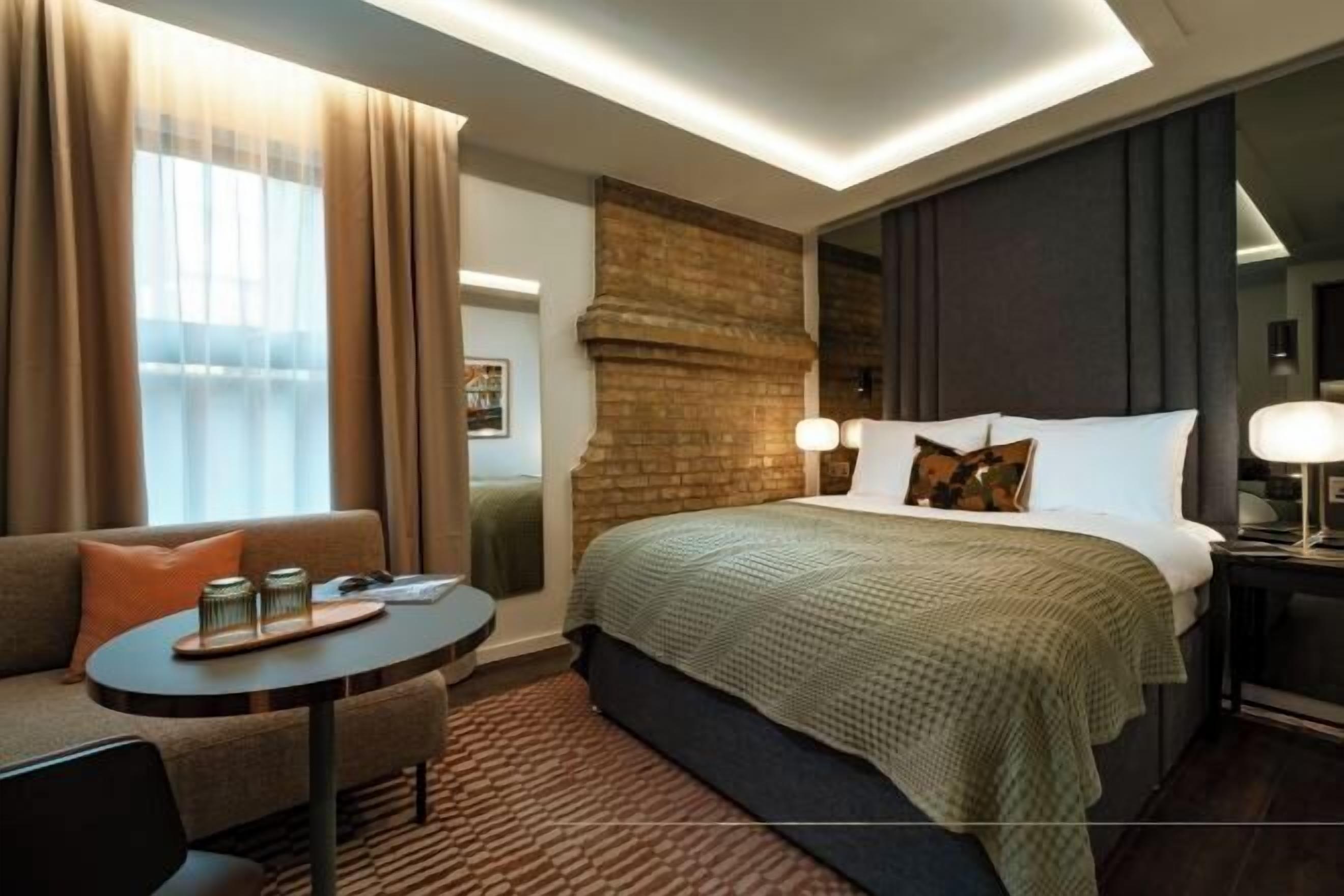 Ropa de cama hipoalergénica y caja de seguridad en la habitación 