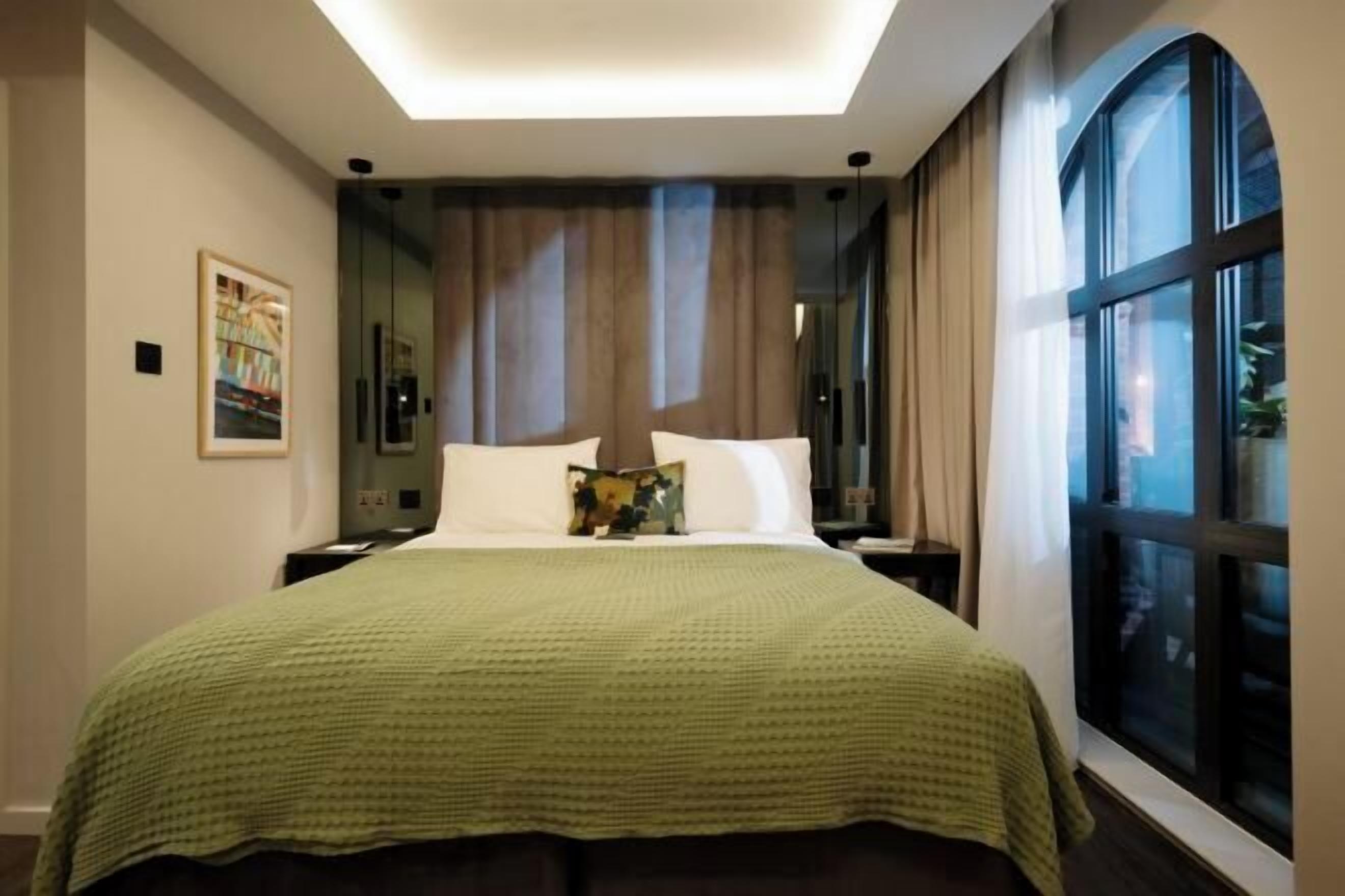 Ropa de cama hipoalergénica y caja de seguridad en la habitación 