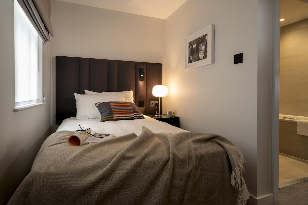 Quarto solteiro | Roupas de cama antialérgicas, cofres nos quartos