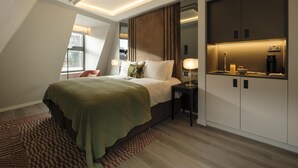 Una camera da letto moderna con un letto, un comodino e un armadio a muro.