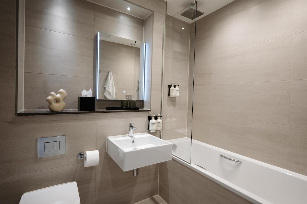 Secador de pelo, pantuflas, toallas, jabón