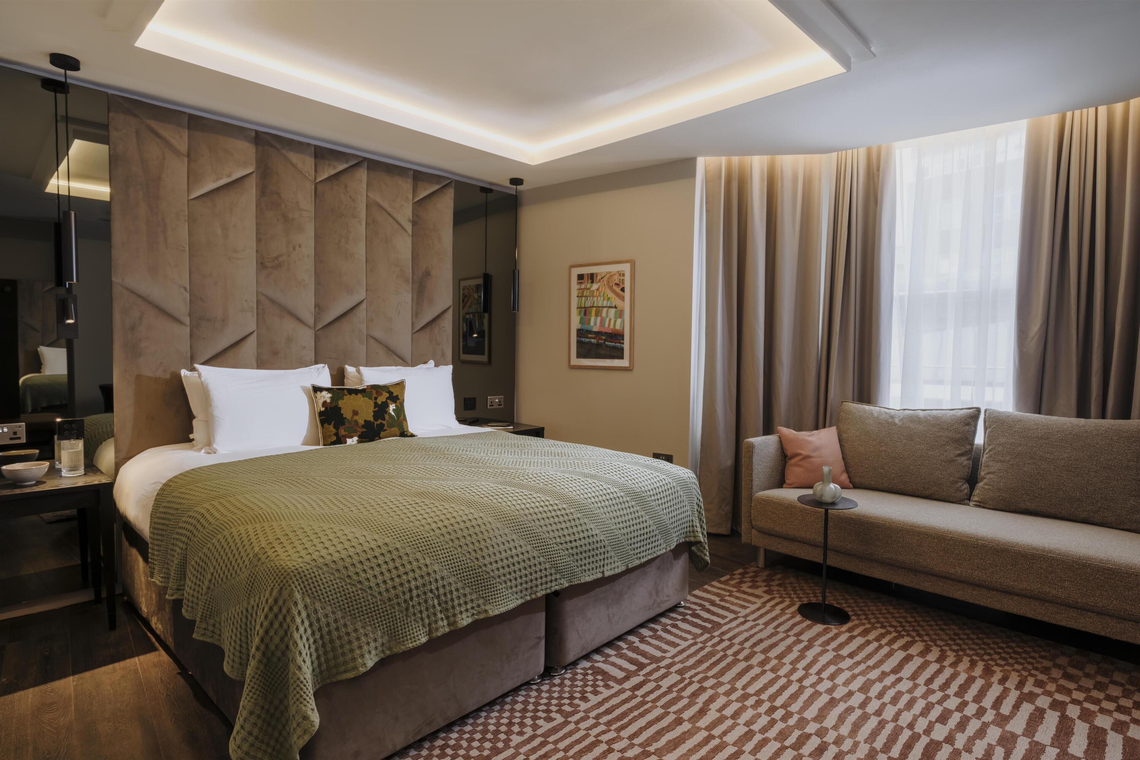 Ropa de cama hipoalergénica y caja de seguridad en la habitación 