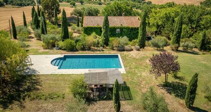 Cottage 'Casale for 10 People' with Shared Pool, Wi-Fi and Air Conditioning