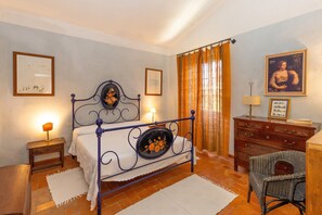 6 bedrooms, iron/ironing board, WiFi, bed sheets