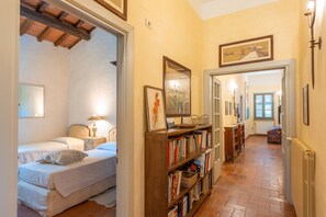 6 slaapkamers, een strijkplank/strijkijzer, wifi, beddengoed