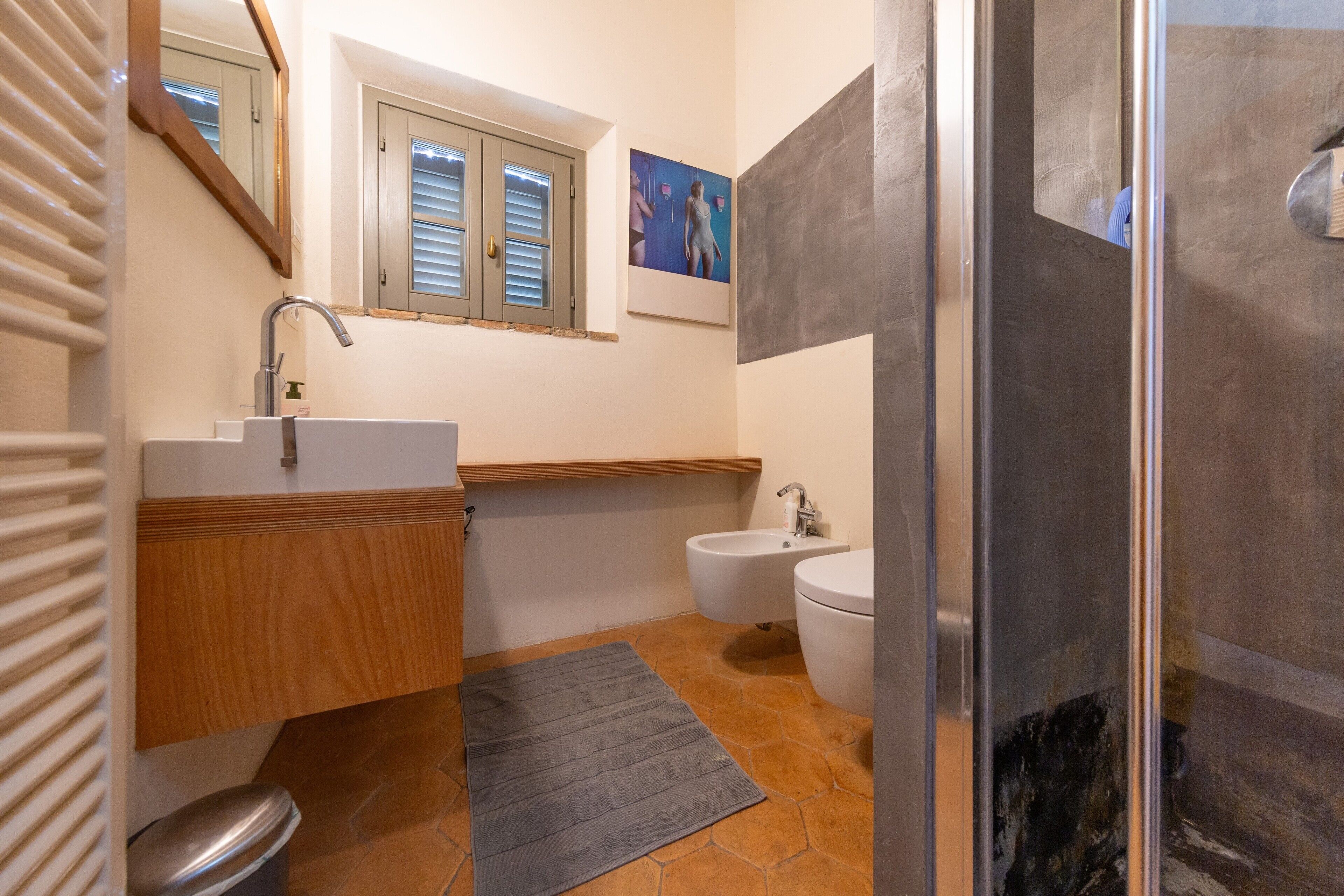 Ein Badezimmer mit Waschbecken, Bidet und Dusche.