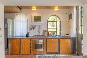 Frigorifero, microonde, forno, piano cottura
