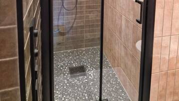 Secadora de cabello, toallas, jabón, papel de baño