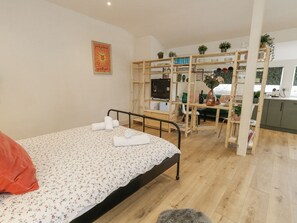 1 bedroom, individually decorated, individually furnished, free WiFi - Sea Pink Studio (Swanage)