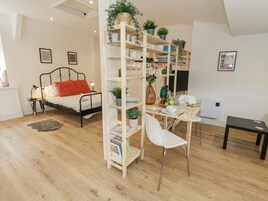 1 Schlafzimmer, individuell dekoriert, individuell eingerichtet