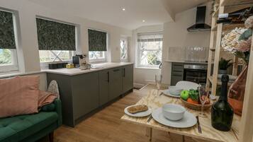 Fridge, microwave, dishwasher, cookware/dishes/utensils