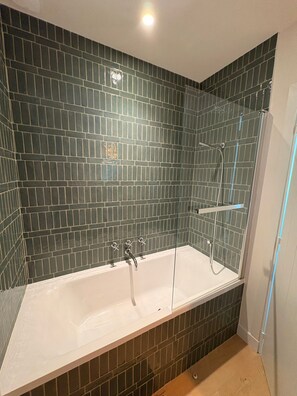 Dusche, Haartrockner, Toilettenpapier