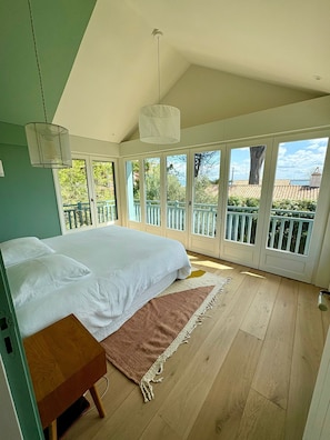 5 bedrooms, iron/ironing board, free WiFi, bed sheets