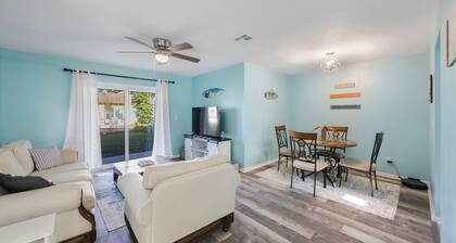 Charming 2-bedroom villa in Seminole with pool, WiFi and AC
