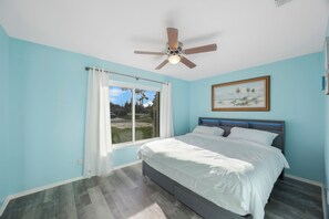 2 室のベッドルーム、デスク、WiFi (無料)、ベッドシーツ