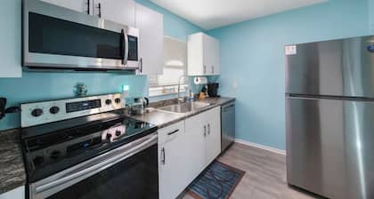 Charming 2-bedroom villa in Seminole with pool, WiFi and AC