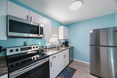 Charming 2-bedroom villa in Seminole with pool, WiFi and AC
