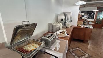 Bữa sáng buffet hàng ngày (8 EUR/mỗi người)