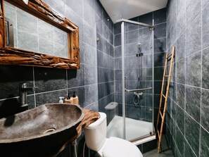 تجهيزات دش، مجففات شعر، مناشف، صابون