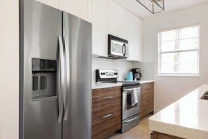 Réfrigérateur, micro-ondes, four, lave-vaisselle