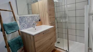 Regadera, toallas, papel de baño