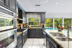 Geladeira, micro-ondas, fogão, cooktop