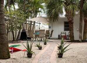 Outdoor dining - Cozy Pompano  Home! Just 2 Blocks to the Beach! (Pompano Beach)