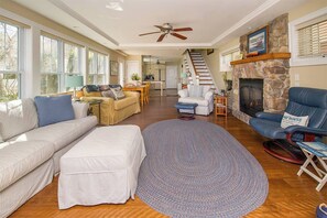 Smart TV, chimenea, reproductor de DVD, oficina