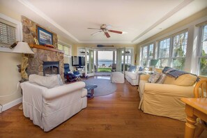 Smart TV, chimenea, reproductor de DVD, oficina