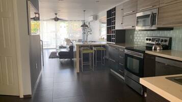 Micro-ondes, four, plaque de cuisson, lave-vaisselle