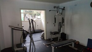 A gym with treadmills, a bench, and weight machines. - Samambaia Hotel (Foz do Iguaçu)