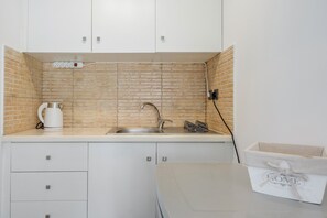 Fridge, oven, stovetop, coffee/tea maker
