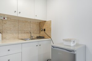 Fridge, oven, stovetop, coffee/tea maker