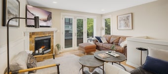 City Views Backyard Rooftop Walk to Food & Shops