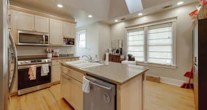 Spacious and Comfortable 5 Points Home- Walk to UGA games, campus & more!