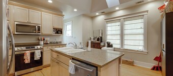 Spacious and Comfortable 5 Points Home- Walk to UGA games, campus & more!