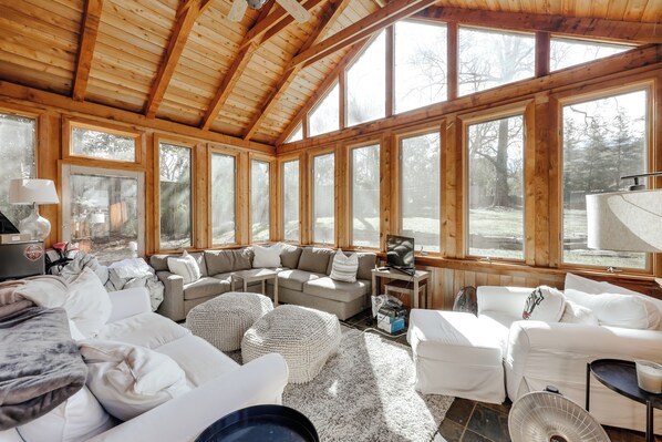 Smart TV - Spacious and Comfortable 5 Points Home- Walk to UGA games, campus & more! (Athens)