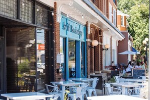 Outdoor dining - Spacious and Comfortable 5 Points Home- Walk to UGA games, campus & more! (Athens)