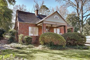Exterior - Spacious and Comfortable 5 Points Home- Walk to UGA games, campus & more! (Athens)