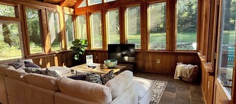 Spacious and Comfortable 5 Points Home- Walk to UGA games, campus & more!