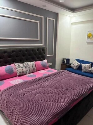 Iron/ironing board, WiFi, bed sheets