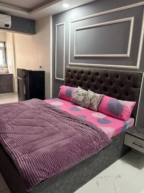 Iron/ironing board, WiFi, bed sheets