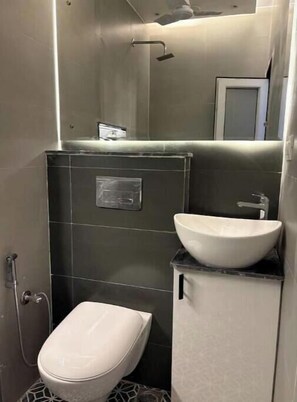 Haartrockner, Handtücher, Seife, Toilettenpapier