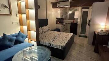 Desk, iron/ironing board, WiFi, bed sheets