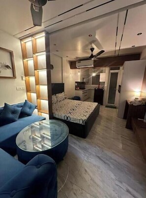 Desk, iron/ironing board, WiFi, bed sheets
