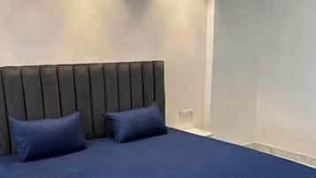 Iron/ironing board, bed sheets