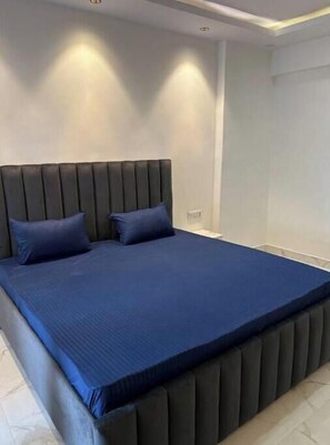 Iron/ironing board, bed sheets
